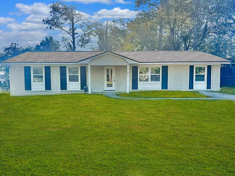 607 Dyches Dr — Photo 1