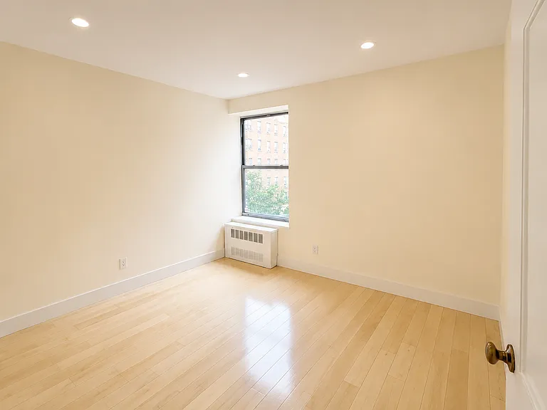120 E 19th St #4B — Photo 4