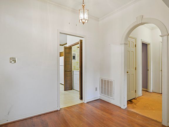 3rd image of 900 Albany Ct