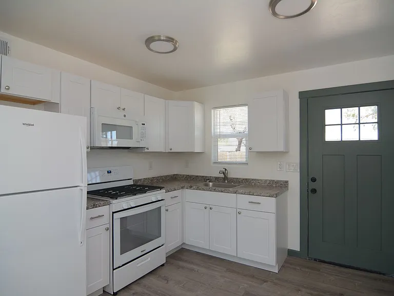 2556 E Silver St — Photo 5