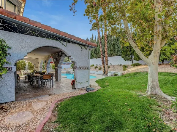 2825 Waterview Dr, Las Vegas, NV 89117