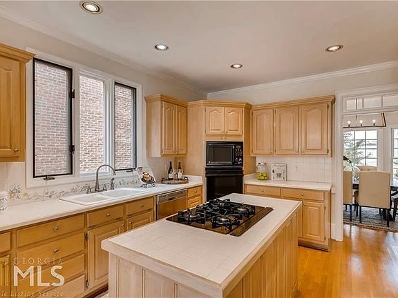 5th image of 235 Grosvenor Pl
