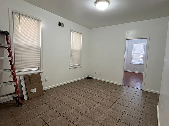 4th image of 938 Flora St Floor 1