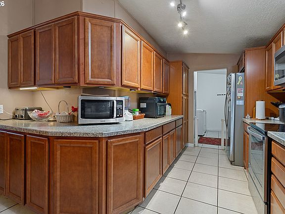 5th image of 483 Rye St