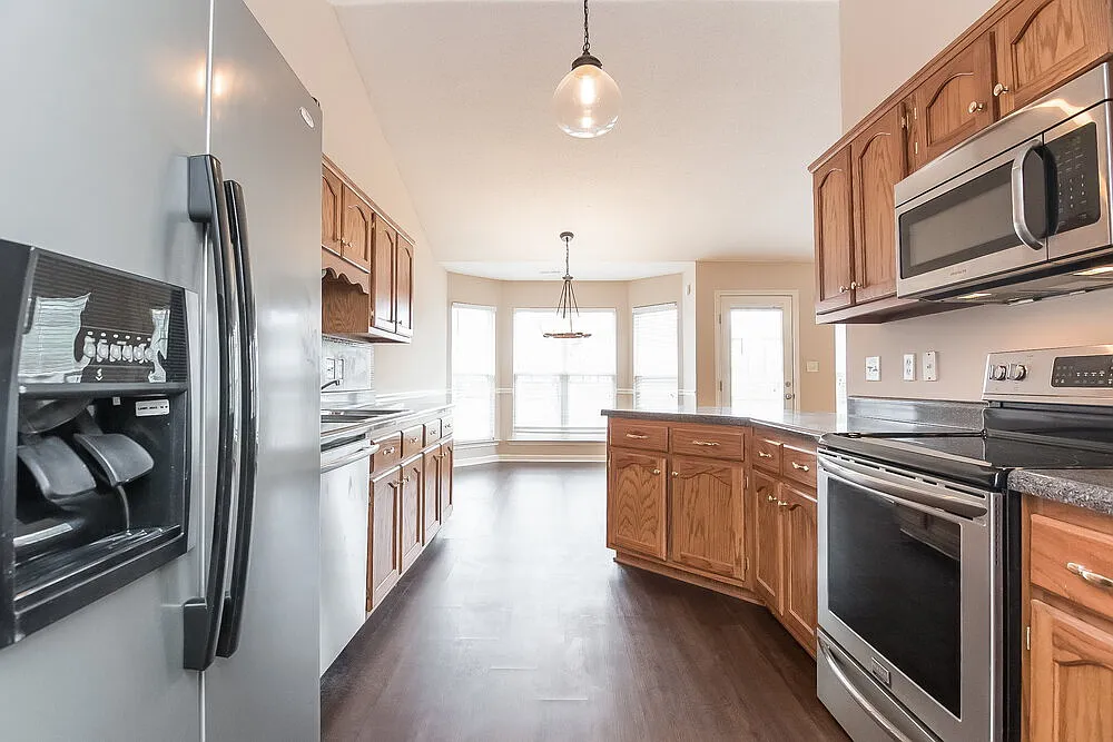 3 bed, 2.0 bath, 1800 sqft, $2,150 — Photo 3