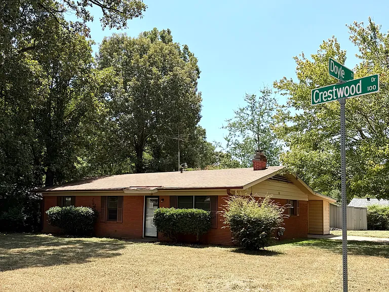 115 Crestwood Dr — Photo 2