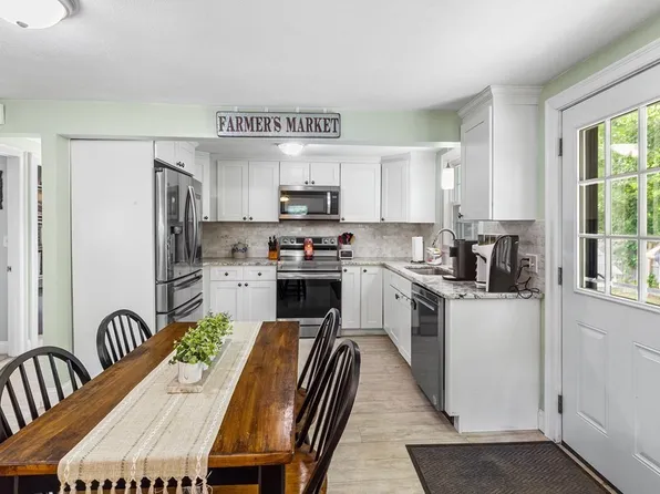 3 Everett St, Carver, MA 02330