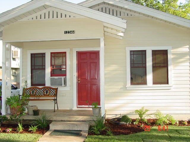 Front of 2 Bed 1 Bath 
