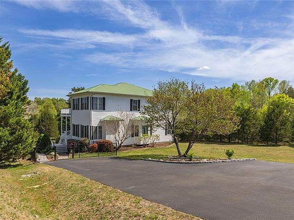 3rd image of 170 Lake Pointe Dr