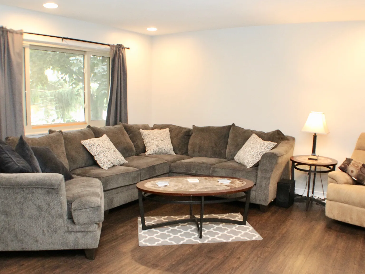 3 bed, 1050 sqft, $1,895 — Photo 2
