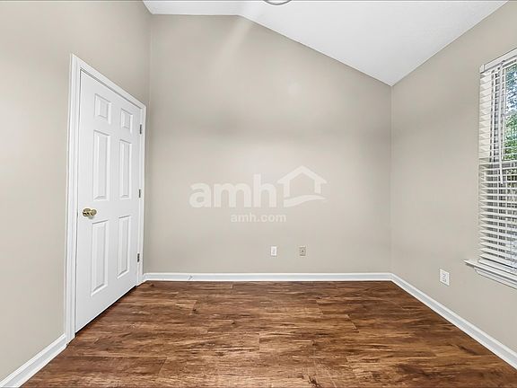 5th image of 117 W Tisbury Ln