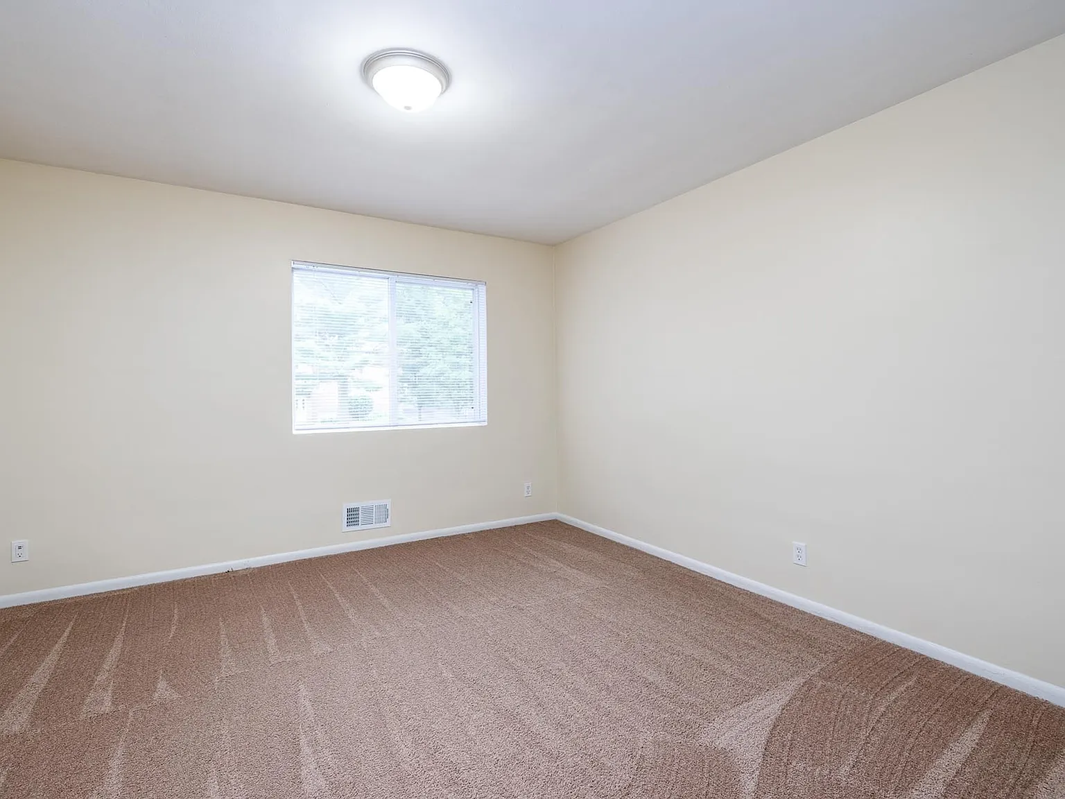 Pine Manor Apartments — Photo 3