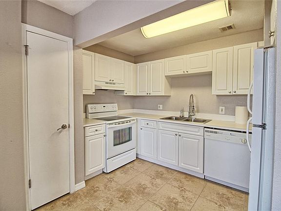 5th image of 13760 ORANGE SUNSET DRIVE #201
