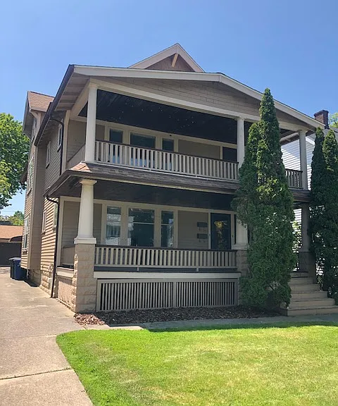 17433 Woodford Ave — Photo 1