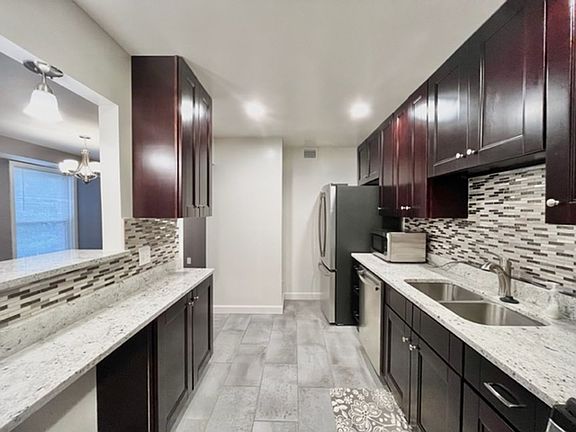 4th image of 11923 Parklawn Dr APT 204