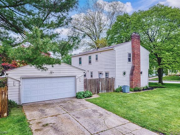 3rd image of 584 N Hawkins Ave