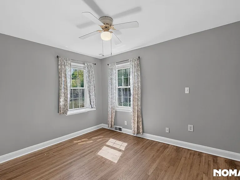 442 Westshire Dr — Photo 18