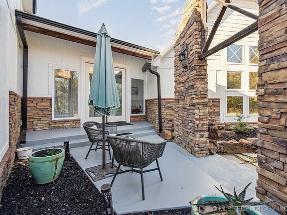 5th image of 74 Vista Ln