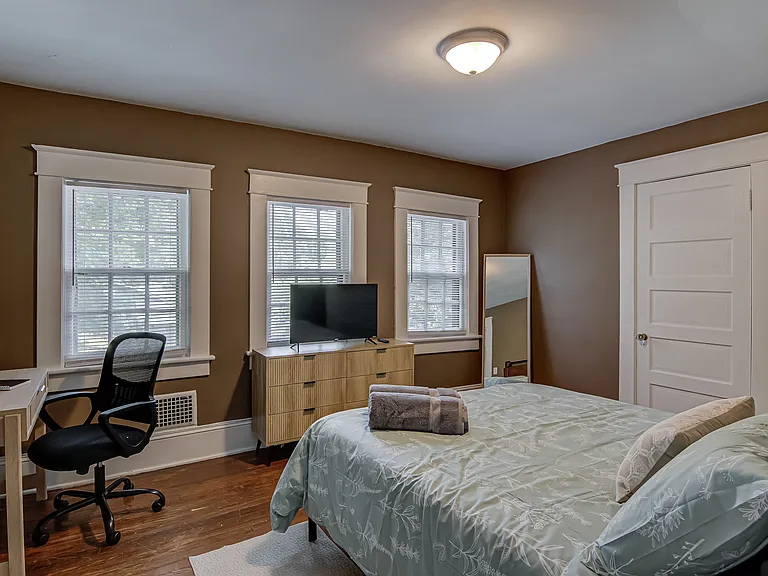 1504 W Friendly Ave #B — Photo 17