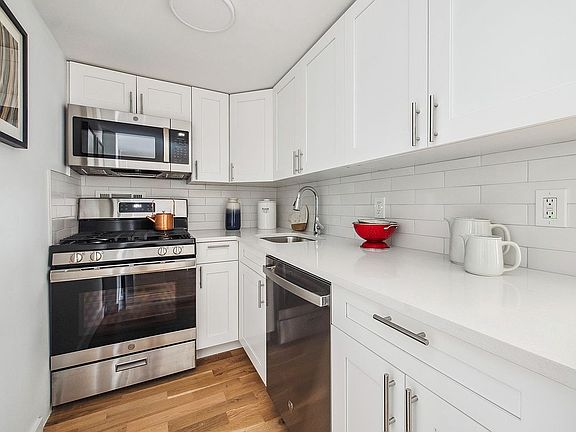 3rd image of 330 E 49th St APT 11A