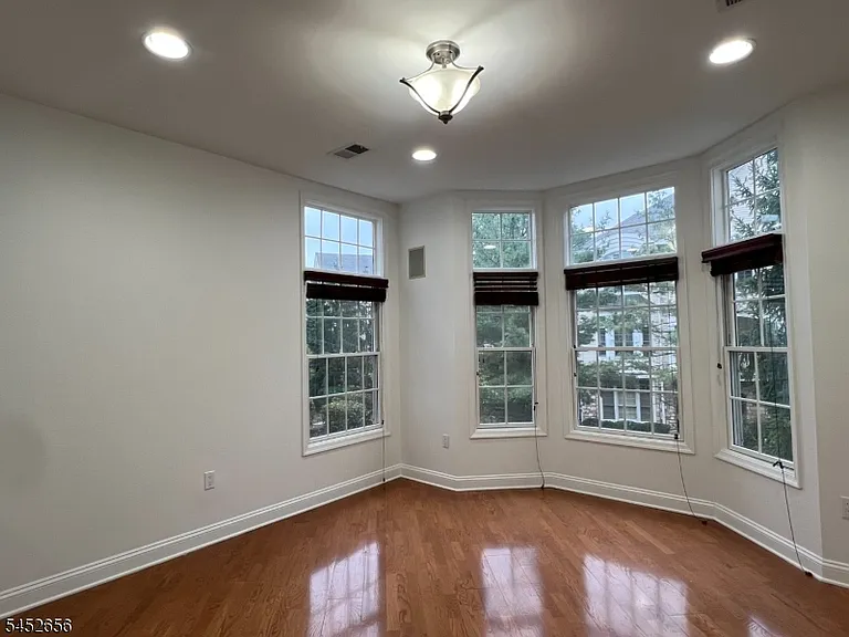311 Kensington Ln — Photo 12