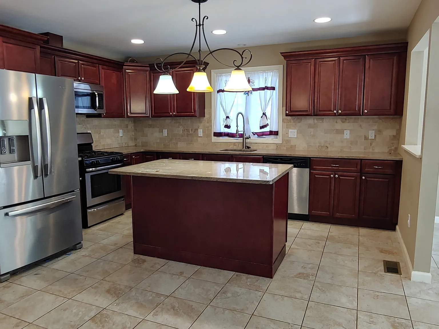 4 bed, 2.5 bath, 2470 sqft, $4,500 — Photo 2