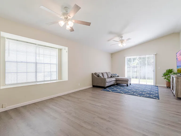 1306 Wild Daisy Ln — Photo 2