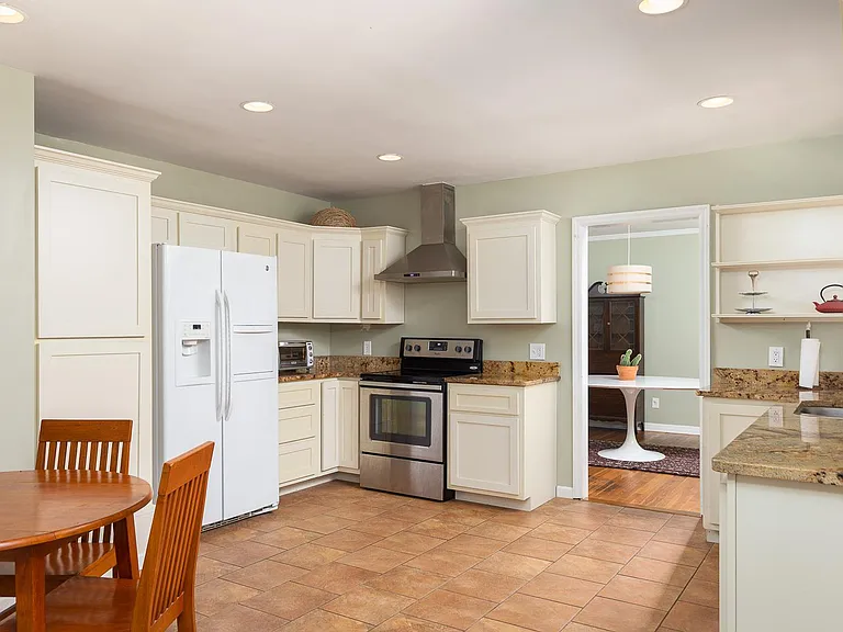 901 N Pine St — Photo 11