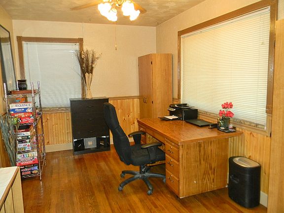 3rd image of 933 N Garden Dr