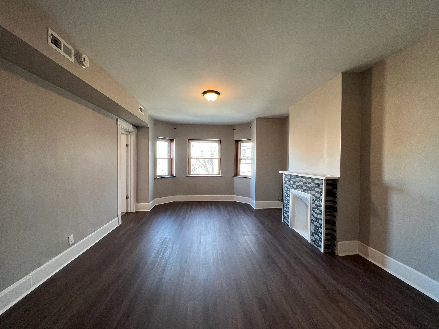 3 bed, 1317 sqft, $2,100 — Photo 3