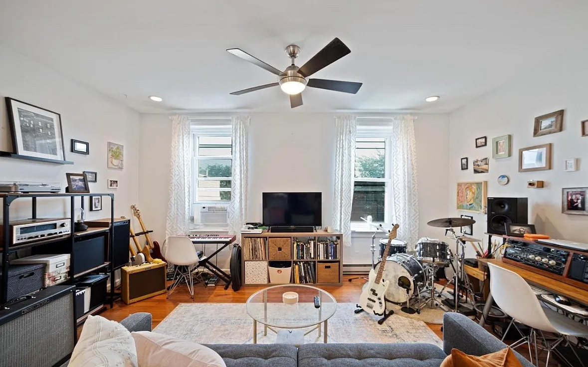 2346 E Cumberland St — Photo 2