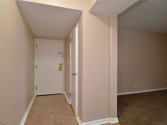 4th image of 15825 Van Aken Blvd APT 1BW