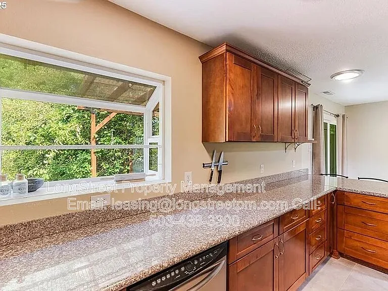 2915 NE Fremont Dr — Photo 12