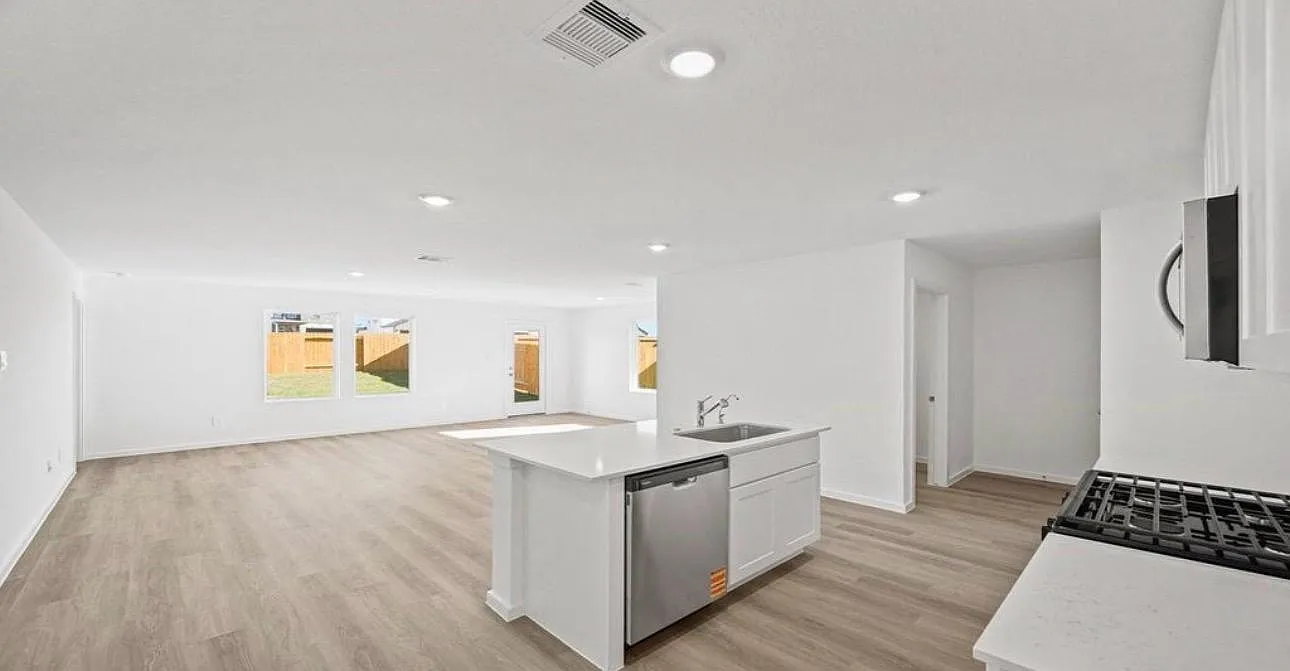 3 bed, 2.0 bath, 1328 sqft, $1,800 — Photo 3