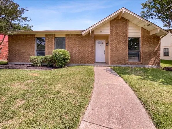 221 Boxwood Dr, Mesquite, TX 75150