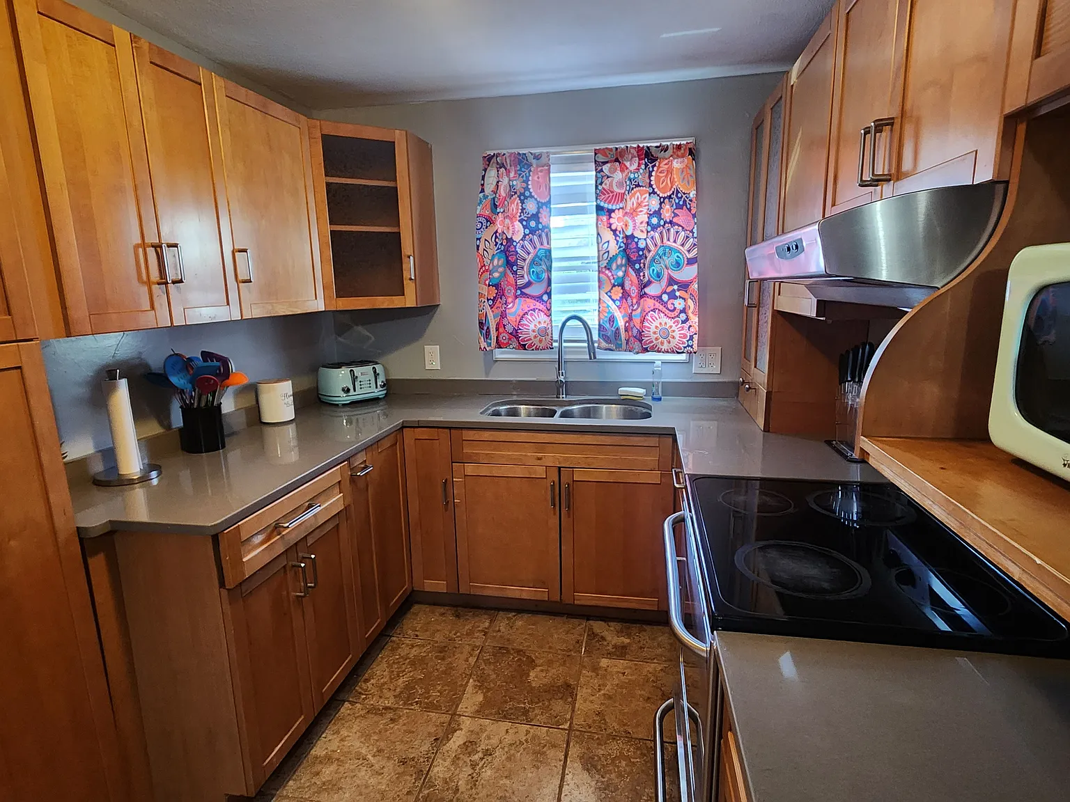 5 bed, 2500 sqft, $1,200 — Photo 4