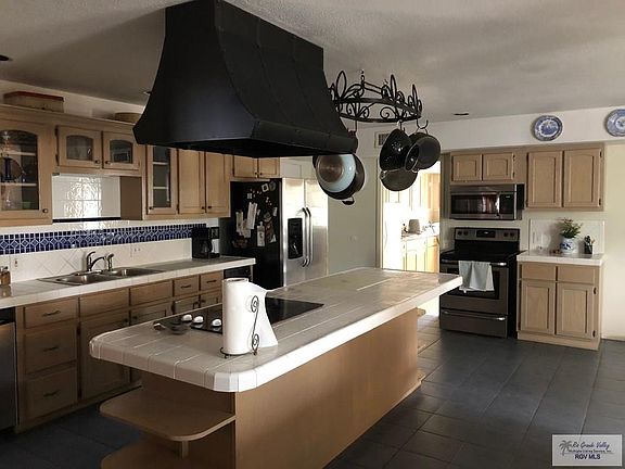 4th image of 100 E Resaca Dr
