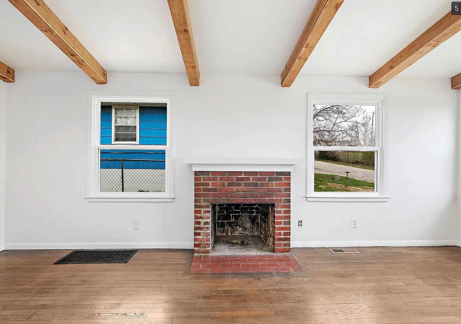 Charming 3 bedroom home with huge yard! — Photo 2
