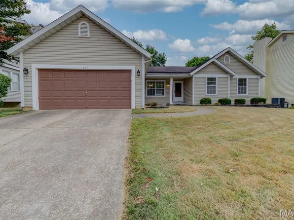 924 Zohner Ct, Florissant, MO 63031