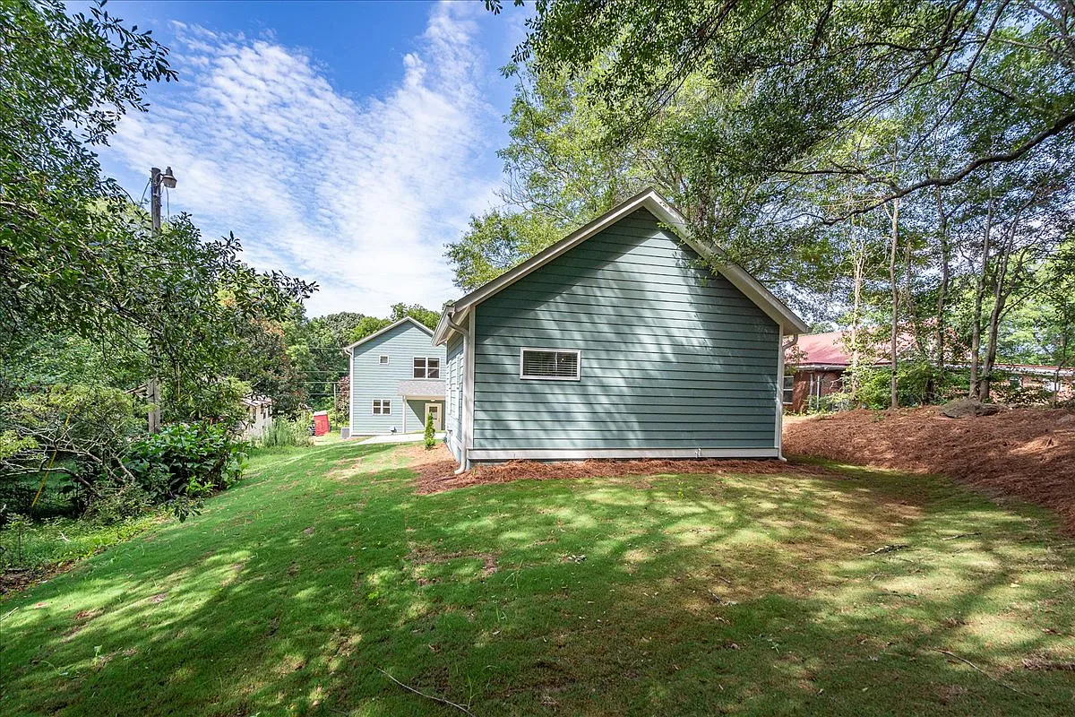 5 bed, 2438 sqft, $3,366 — Photo 4