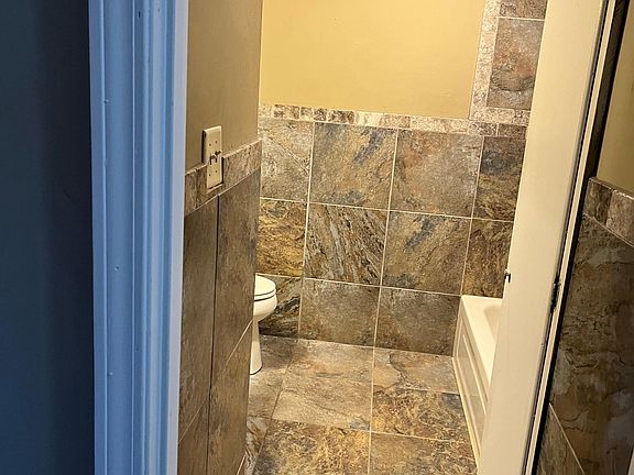 5th image of 327 Victoria Dr APT 2C