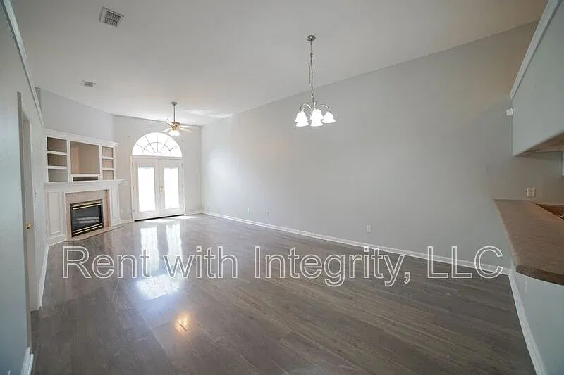 3 bed, 2.0 bath, 1606 sqft, $1,900 — Photo 2