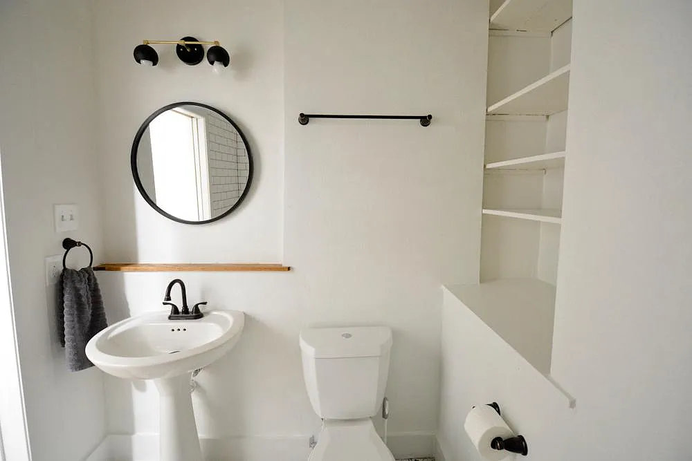 1114 W Russell Pl — Photo 3