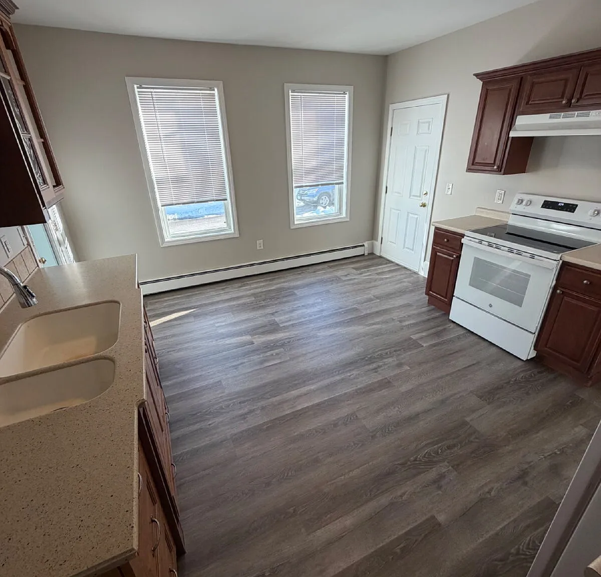 3 bed, 1.0 bath, 1002 sqft, $2,400 — Photo 2