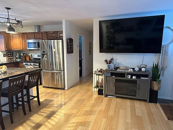 Kitchen/75 in Smart TV
ALL ADDED DECOR WILL BE REMOVED