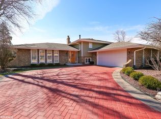 17W023 Terry Trl, Willowbrook, IL 60527