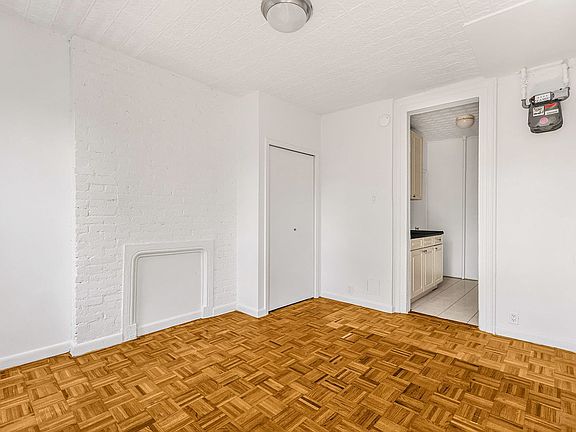 3rd image of 18 Cornelia St APT 5