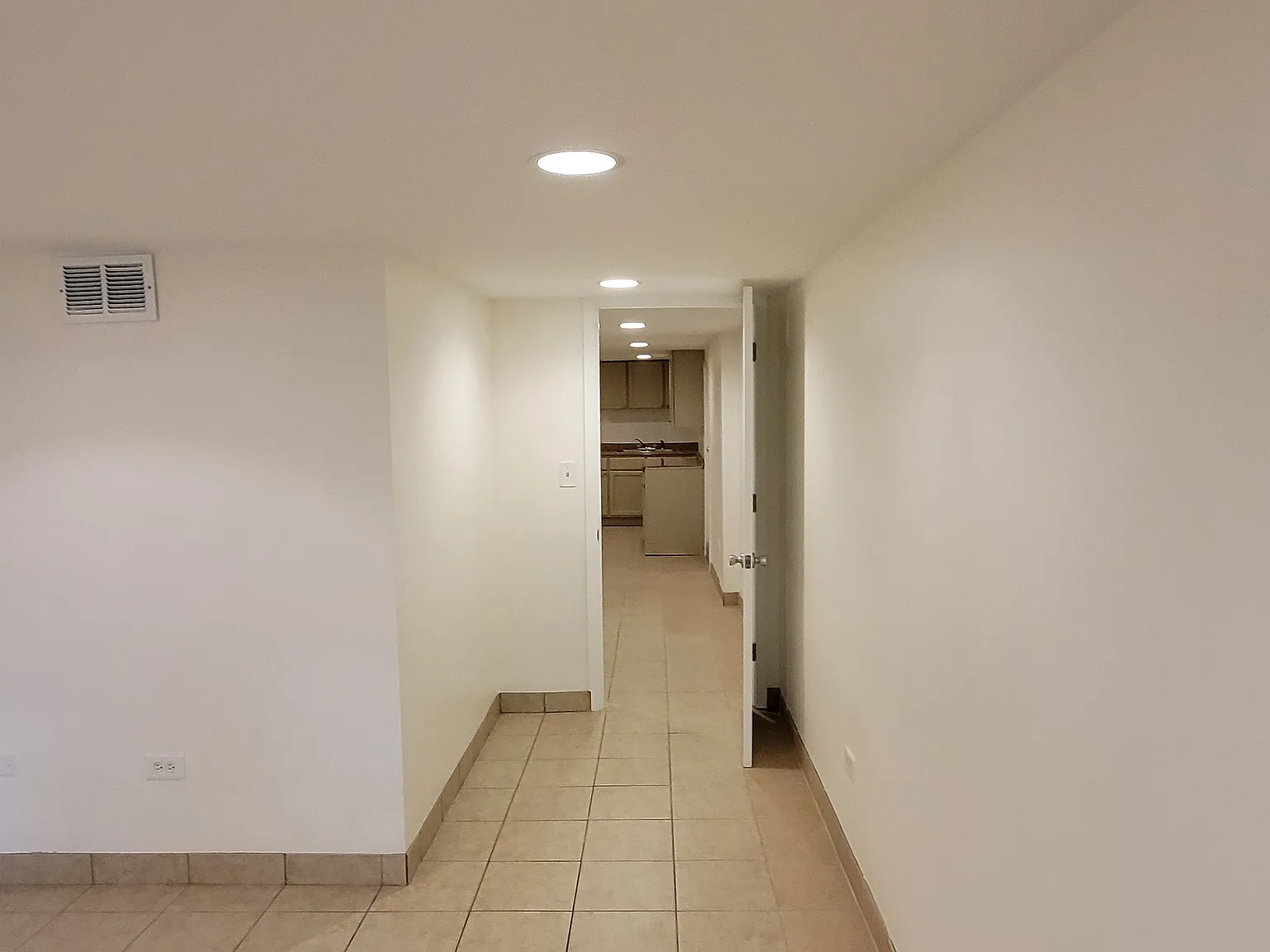 3 bed, 1200 sqft, $1,550 — Photo 2