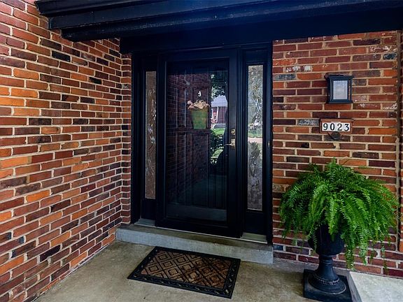 3rd image of 9023 Laurel Crest Dr