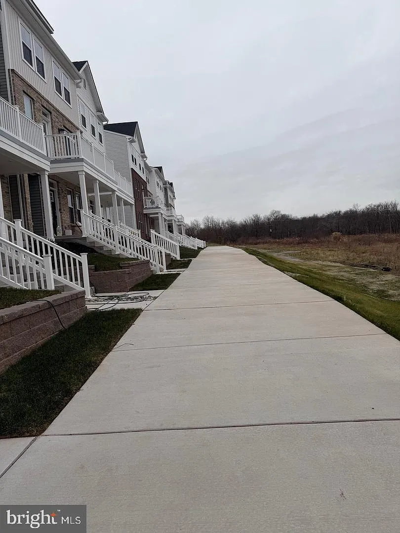 3 bed, 2.5 bath, 1868 sqft, $3,200 — Photo 3